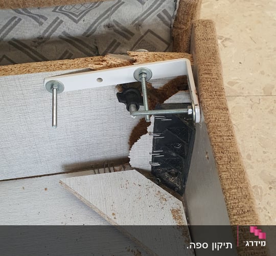 חיבור מתכת עם ברגים על עץ שבור